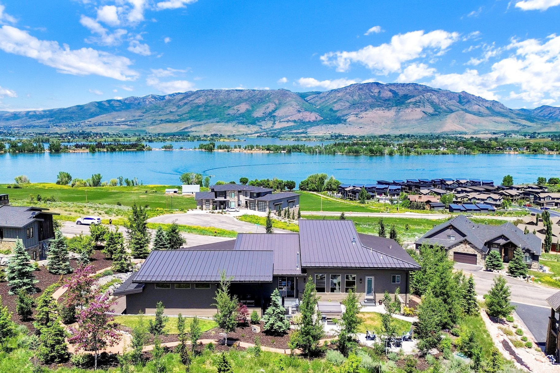 EDGEWATER CHALETS - Residential