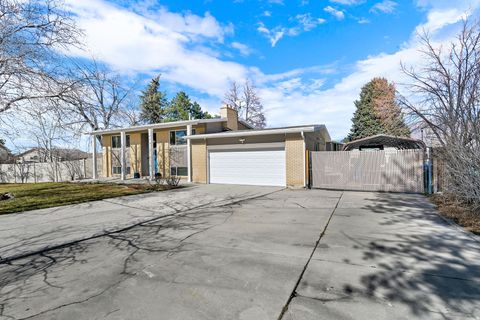 Tiny photo for 2329 E WOODCHUCK CIR, Sandy, UT 84093 (MLS # 2142359)