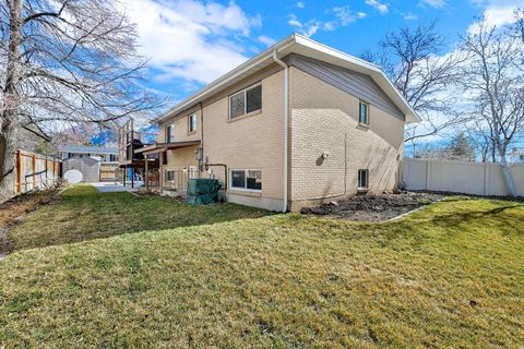Tiny photo for 2329 E WOODCHUCK CIR, Sandy, UT 84093 (MLS # 2142359)
