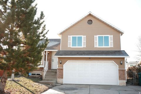 Photo of 1012 W 2525 N, Layton, UT 84041 (MLS # 2134521)