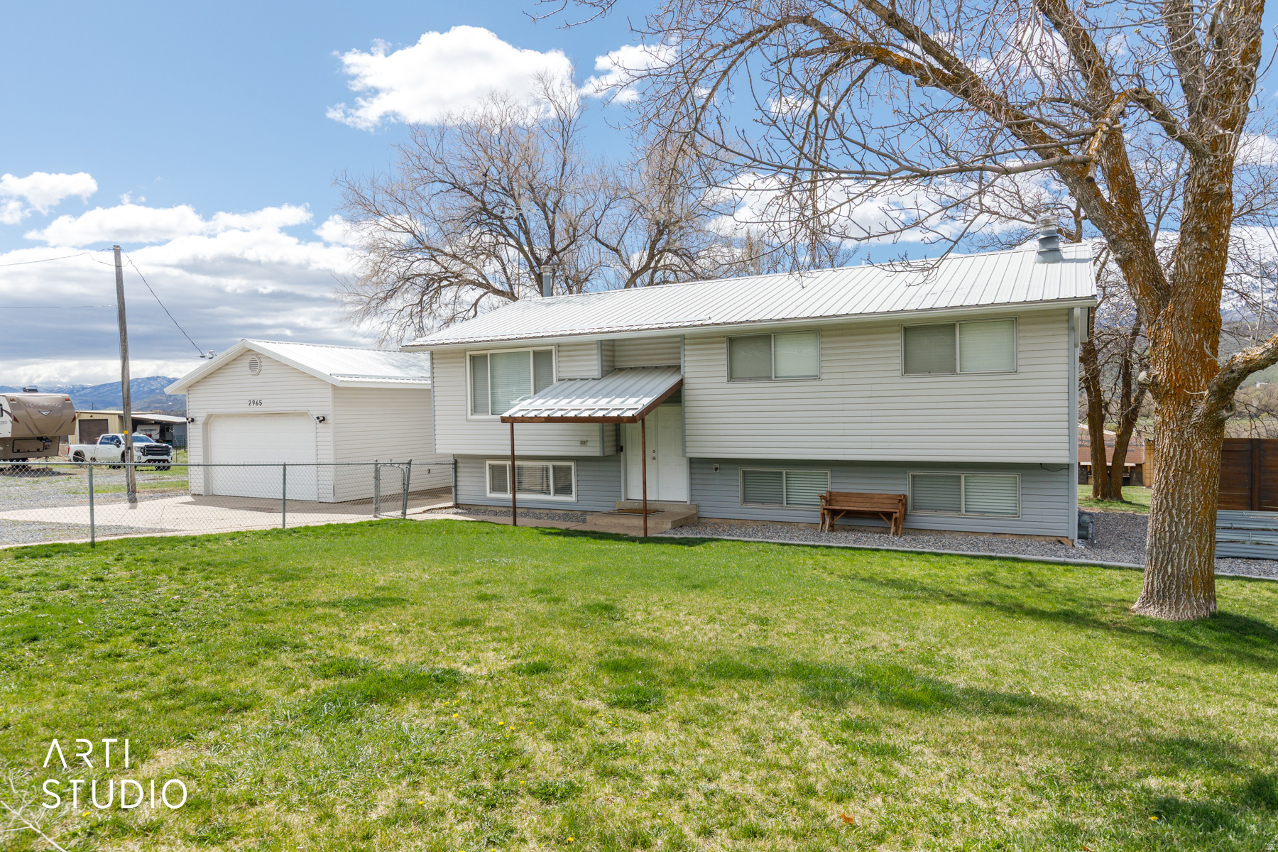 Main image without alt text