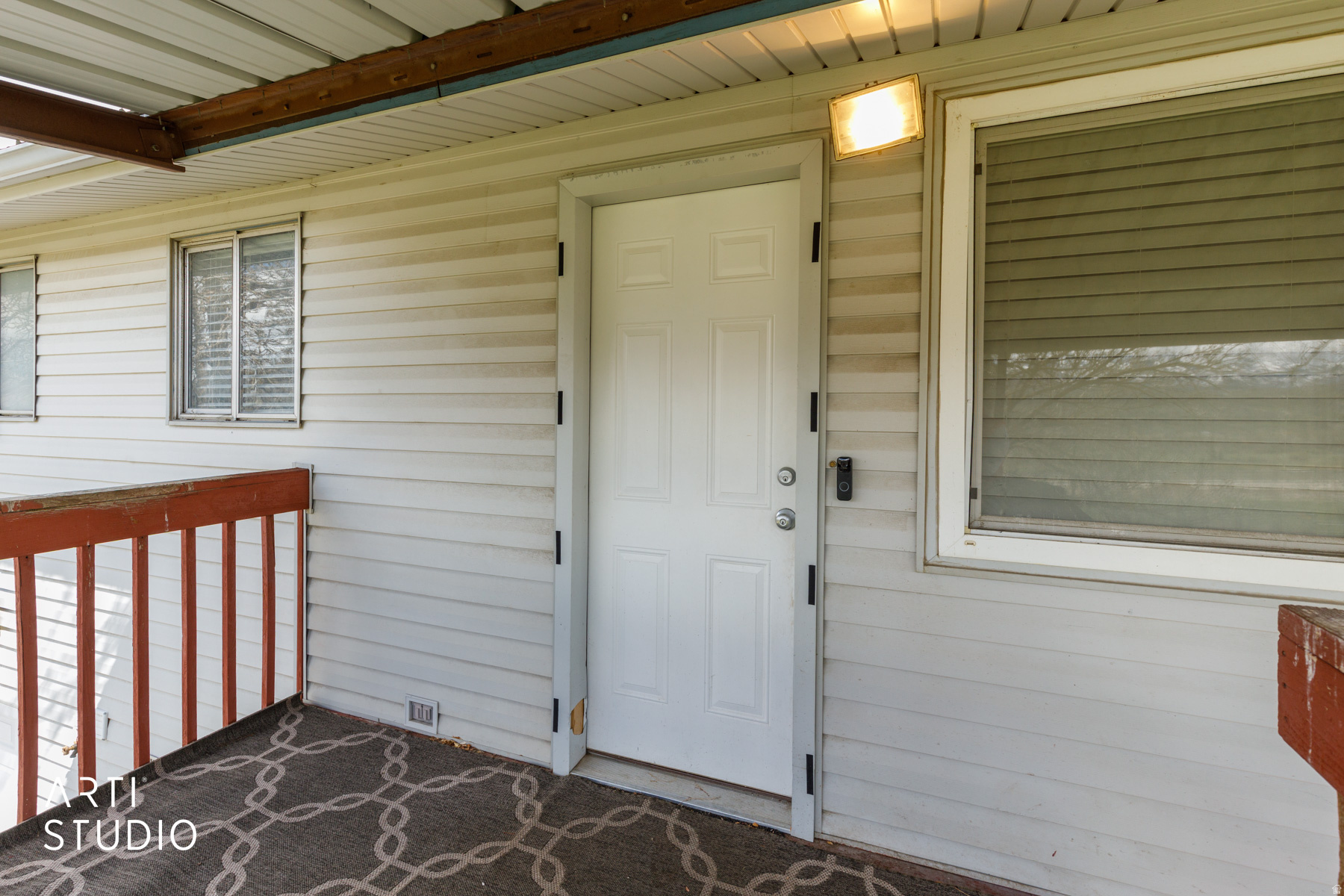 Main image without alt text