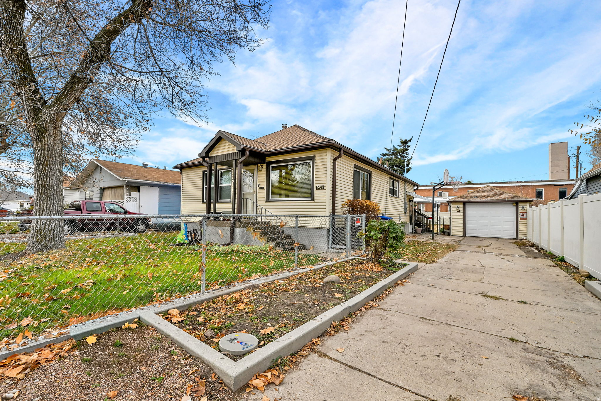 Main image without alt text