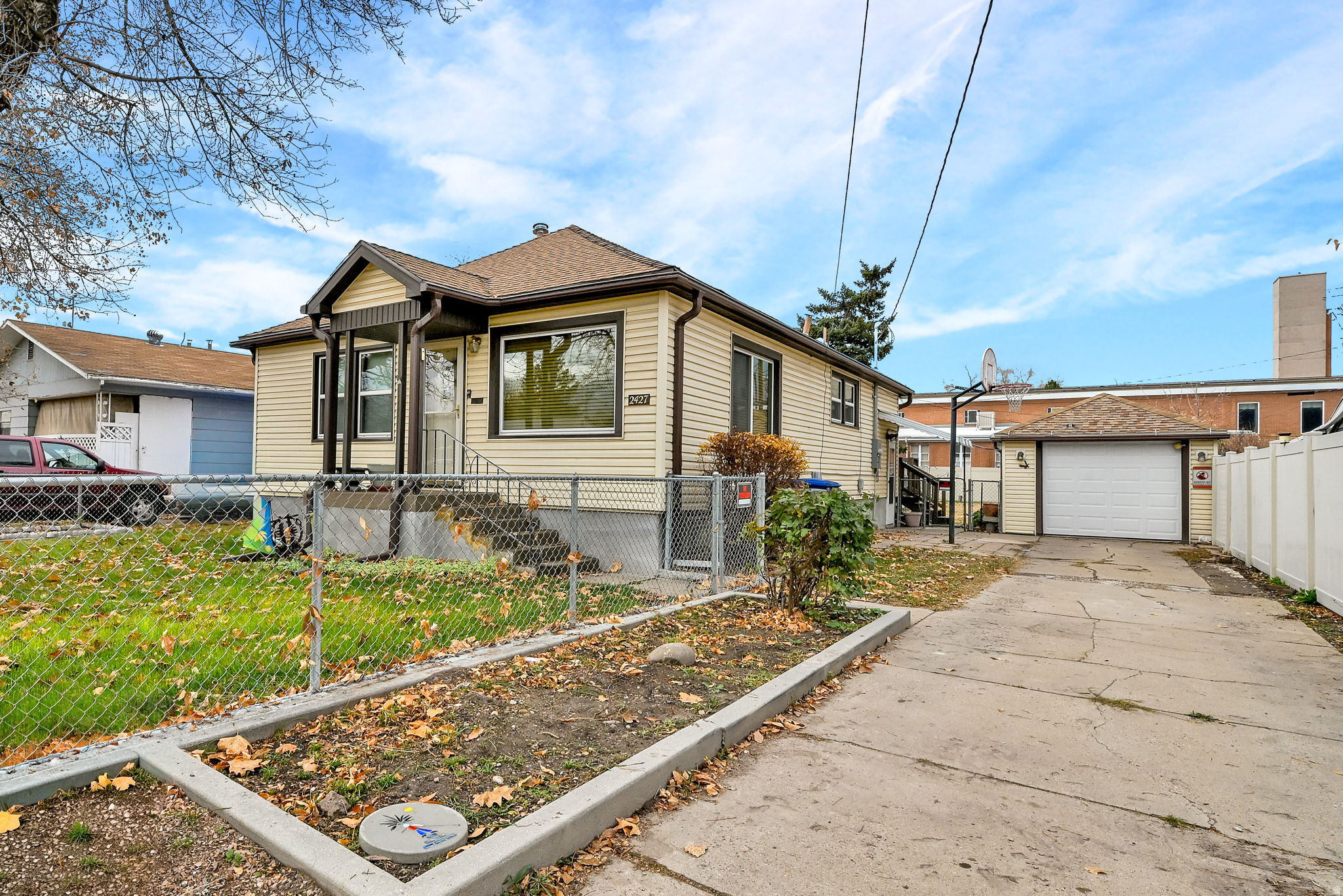 Main image without alt text