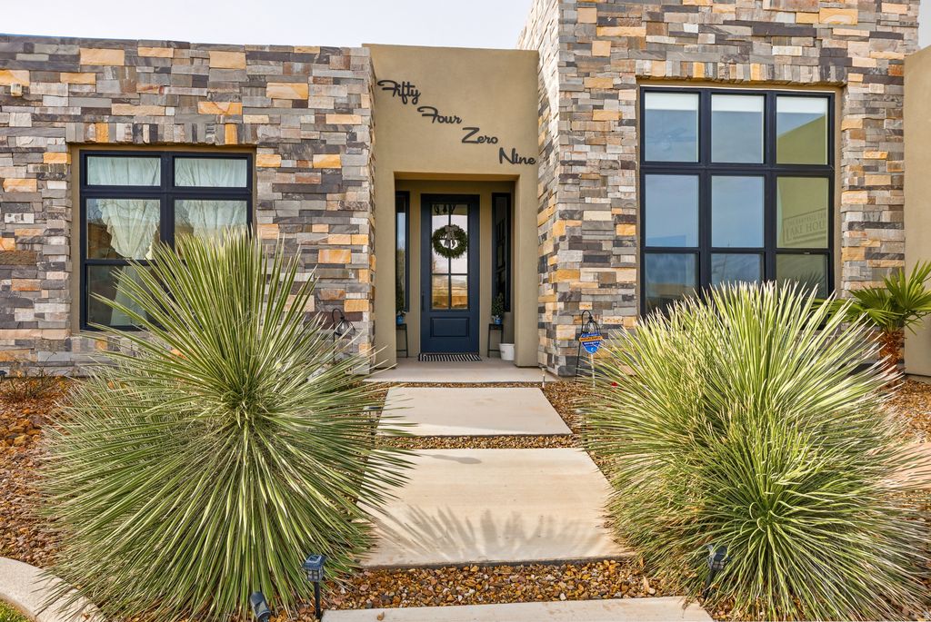Photo of 5409 W COPPER CLIFFS WAY, Hurricane, UT 84737 (MLS # 2133577)