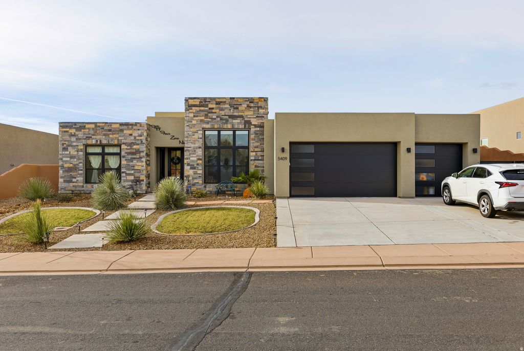 Photo of 5409 W COPPER CLIFFS WAY, Hurricane, UT 84737 (MLS # 2133577)