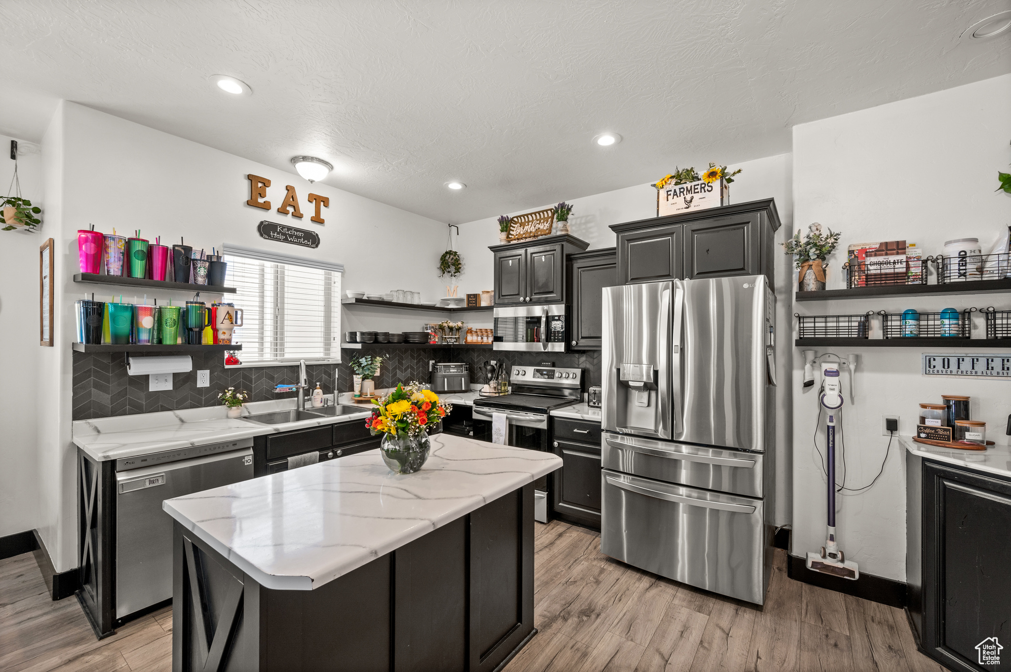 Eagle Mountain, Utah 84005, United States, 5 Bedrooms Bedrooms, ,4 BathroomsBathrooms,Residential,Active,128659