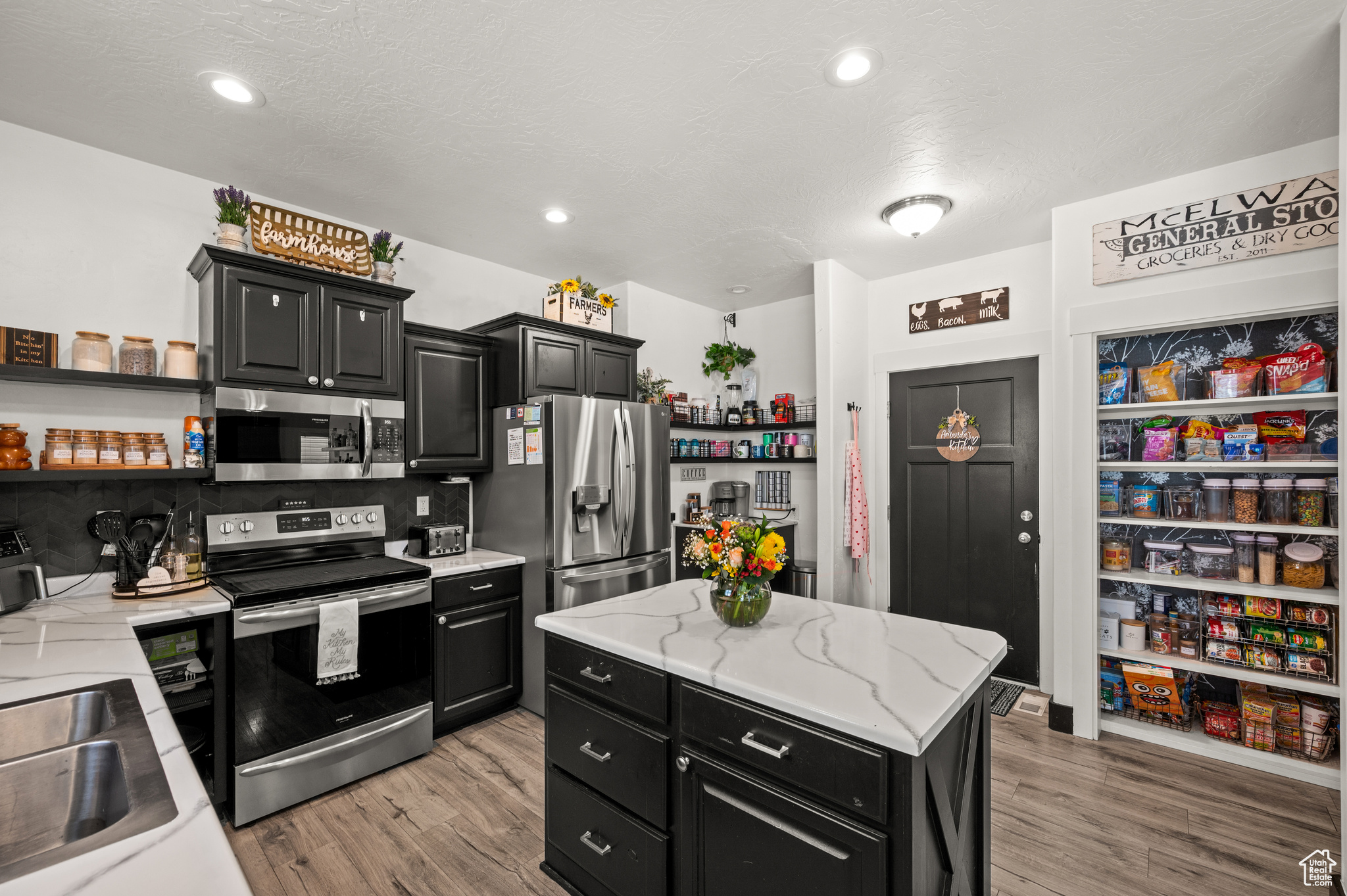 Eagle Mountain, Utah 84005, United States, 5 Bedrooms Bedrooms, ,4 BathroomsBathrooms,Residential,Active,128659