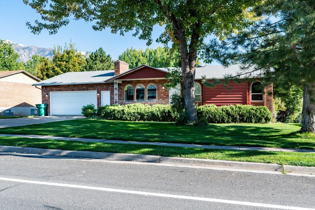 Photo of 1476 E KAYSCREEK DR, Layton, UT 84040 (MLS # 2137389)