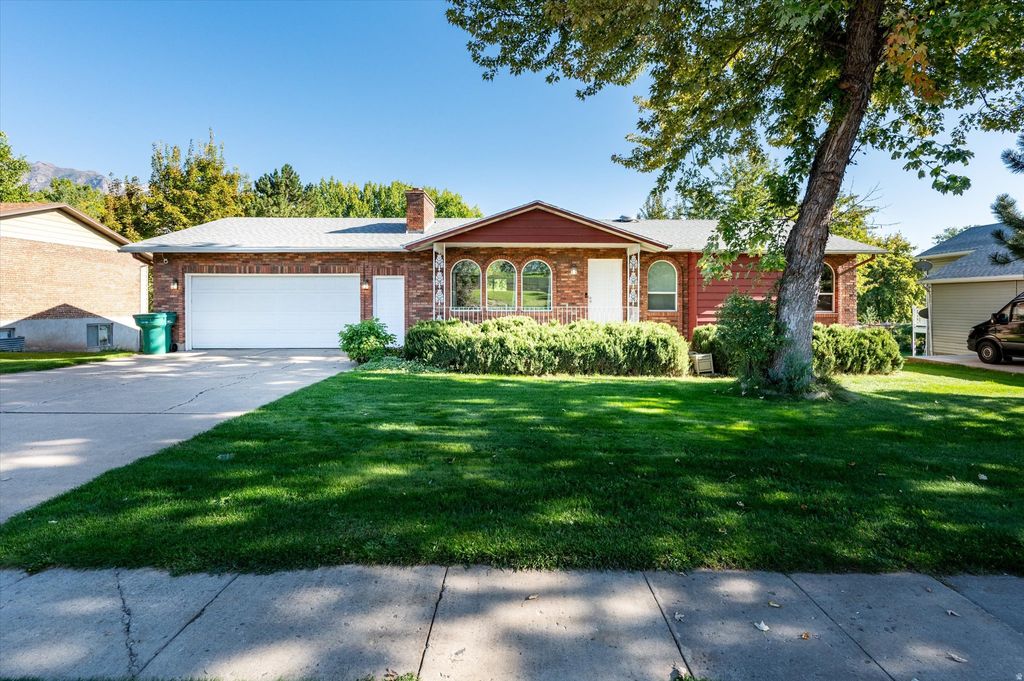 Photo of 1476 E KAYSCREEK DR, Layton, UT 84040 (MLS # 2137389)