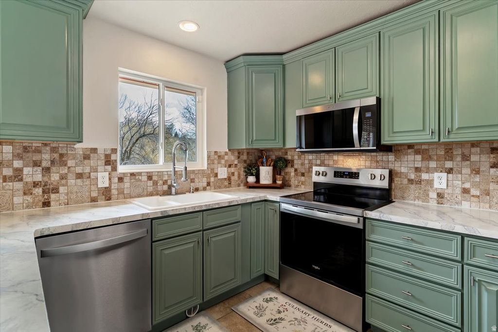 Photo of 1476 E KAYSCREEK DR, Layton, UT 84040 (MLS # 2137389)