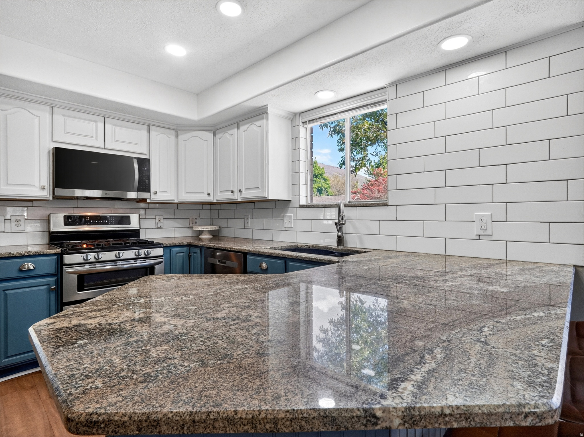 OAKCREST ON MUTTON HOLLOW - Residential