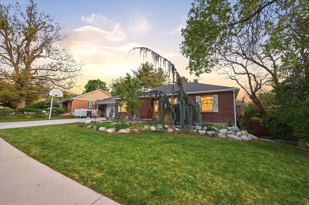 Photo of 2484 E SKYLINE DR, Salt Lake City, UT 84108 (MLS # 2154973)