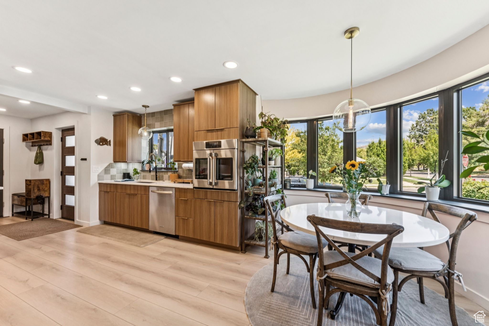 Salt Lake City, Utah 84108, United States, 4 Bedrooms Bedrooms, ,3 BathroomsBathrooms,Residential,Pending,186944