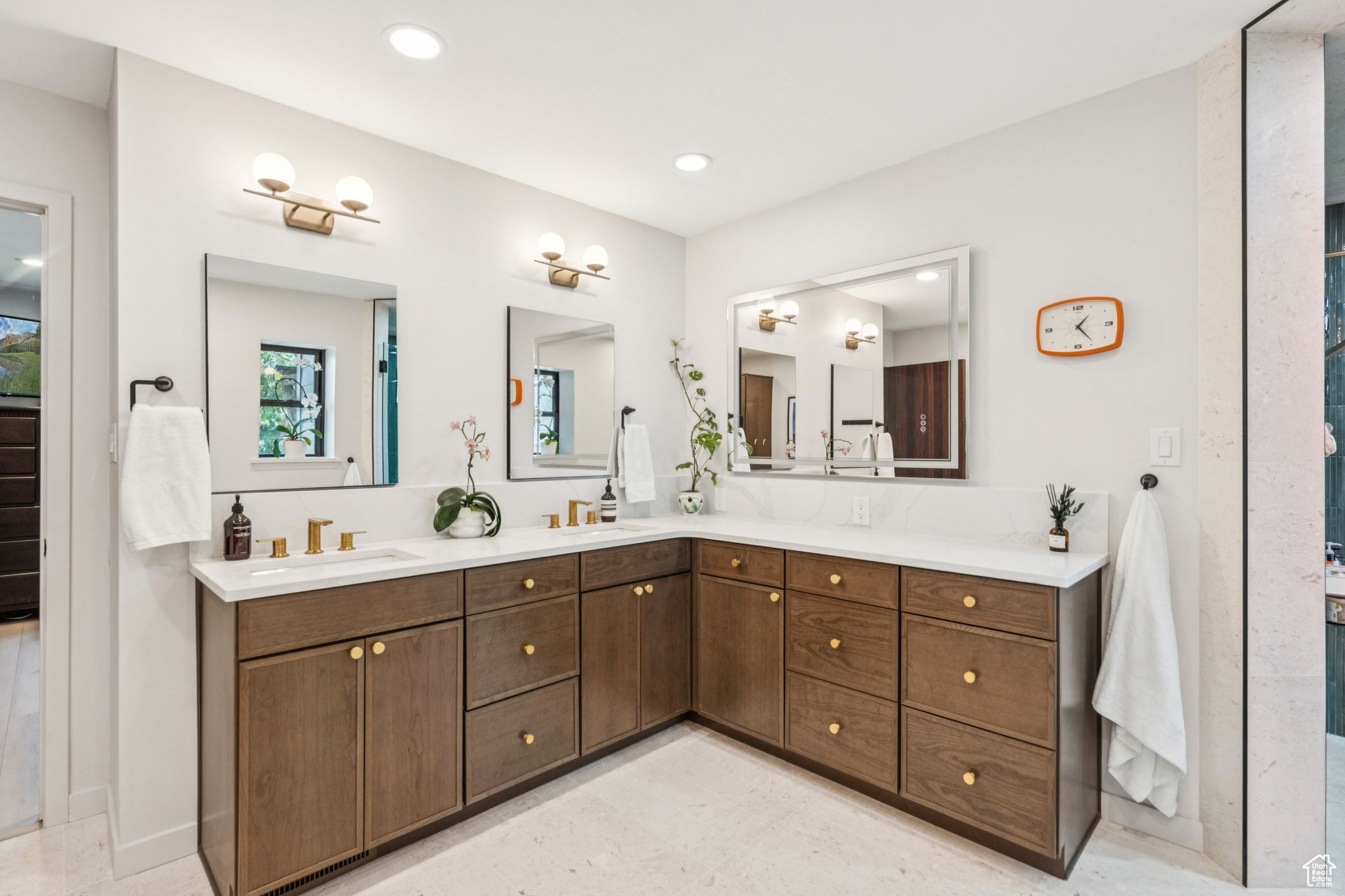 Salt Lake City, Utah 84108, United States, 4 Bedrooms Bedrooms, ,3 BathroomsBathrooms,Residential,Pending,186944