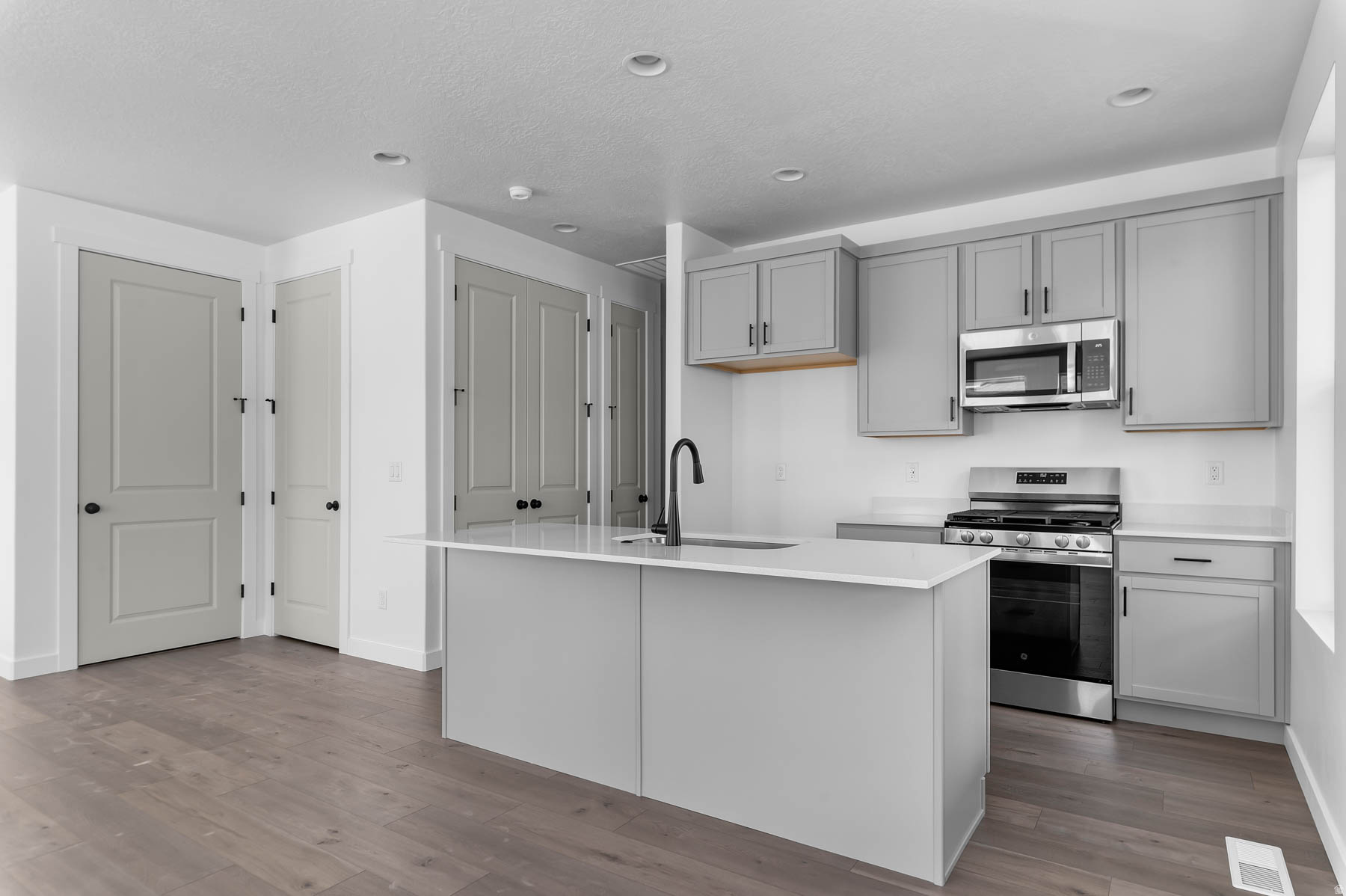 BROADVIEW SHORES COTTAGE 801 - Residential