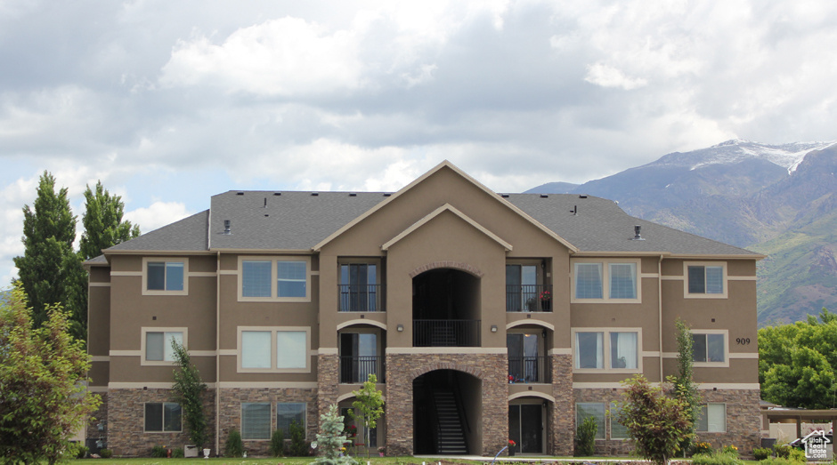 Beautiful 2-bedroom, 2nd floor condo in Creekside Village (Layton) near the Dairy Queen on Main St. and easy access to the freeway. A straight shot, just a few stairs from the ground floor. Includes all kitchen appliances. Includes large tile in entrance way, large laundry room and walk out balcony. Includes covered parking. Creekside Village is a small, quiet condo community and includes a beautiful clubhouse with gym, outdoor basketball, picnic area, swimming pool and play area for children. Creekside Village has UTOPIA fiber optic internet available. Carpet is brand new, installed November 8, 2024.