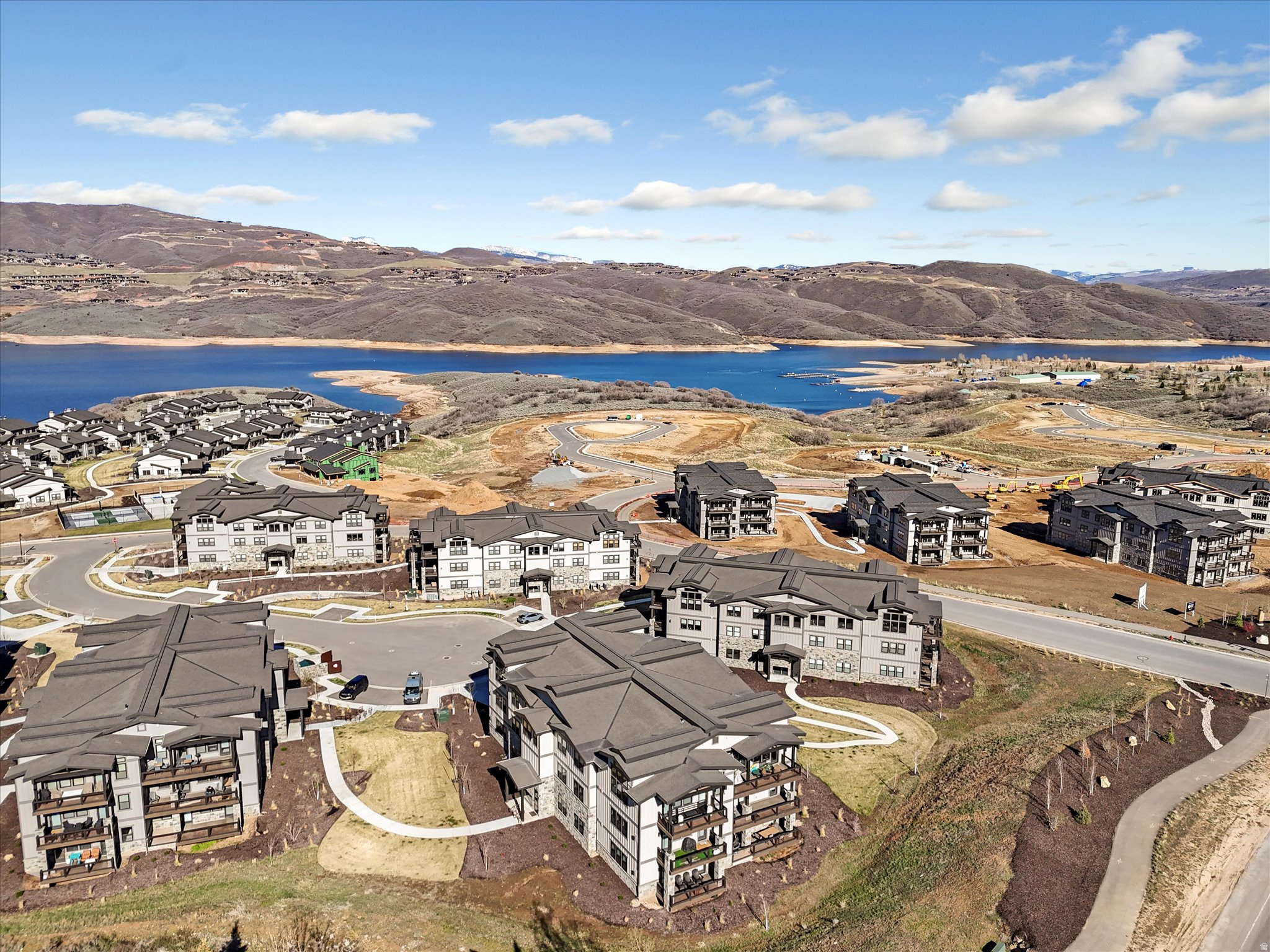 MAYFLOWER LAKESIDE - Residential