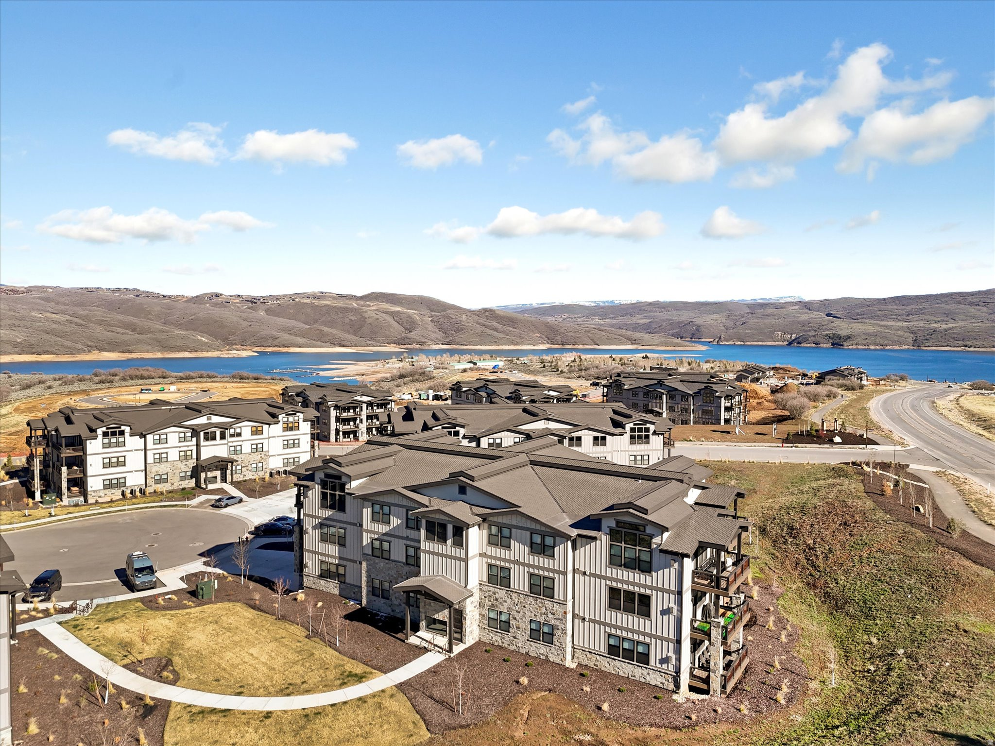 MAYFLOWER LAKESIDE - Residential