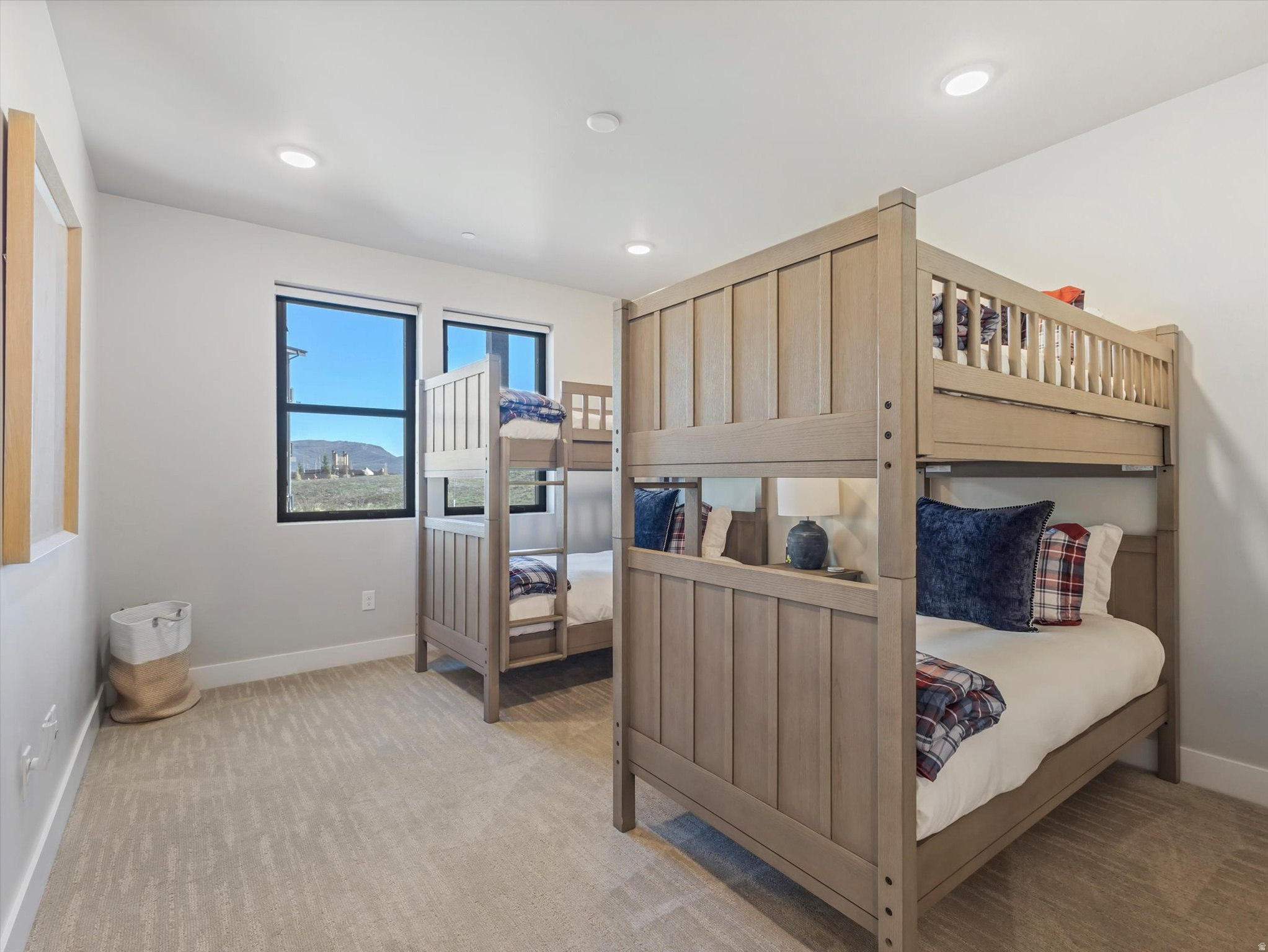 MAYFLOWER LAKESIDE - Residential