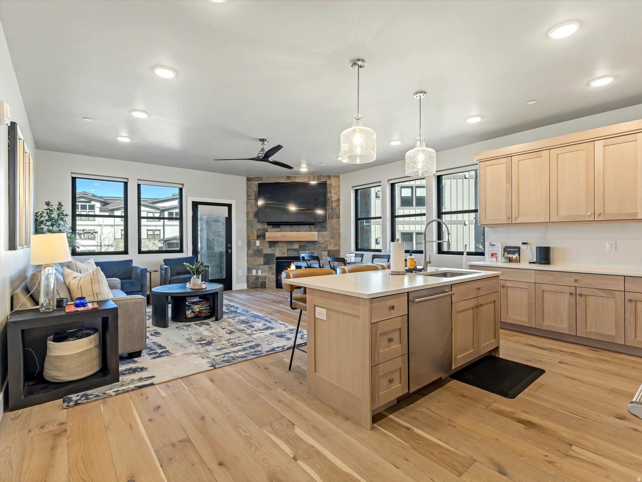 MAYFLOWER LAKESIDE - Residential