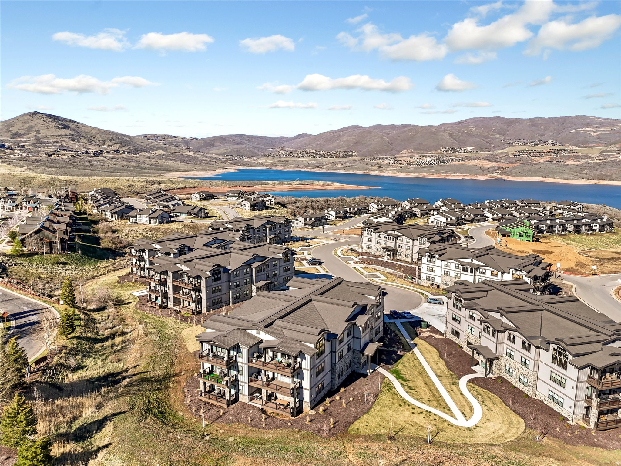 MAYFLOWER LAKESIDE - Residential