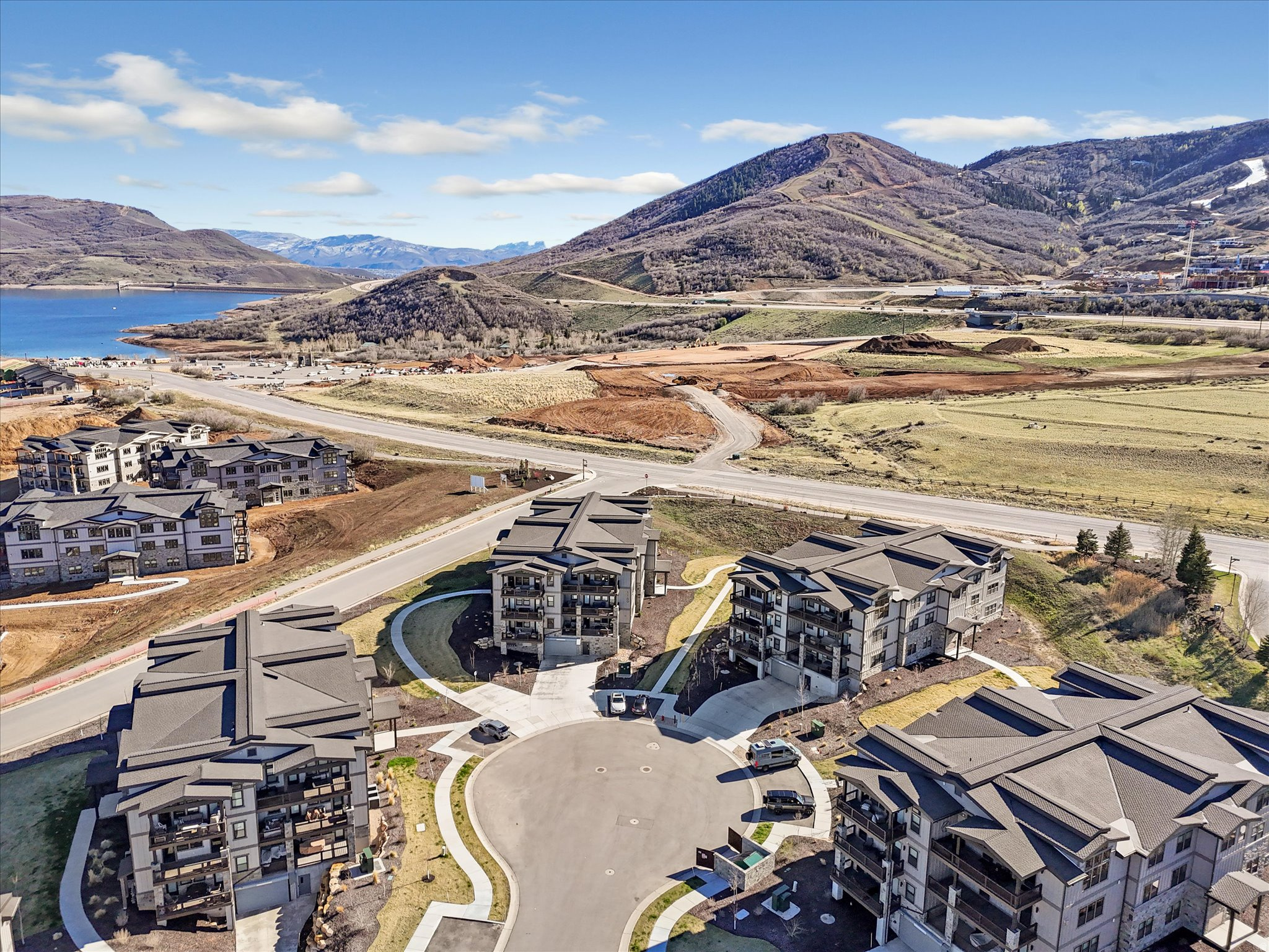 MAYFLOWER LAKESIDE - Residential