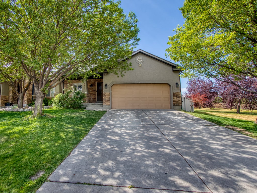 Photo of 5552 W EAGLE PEAK DR S, Herriman, UT 84096 (MLS # 2167398)