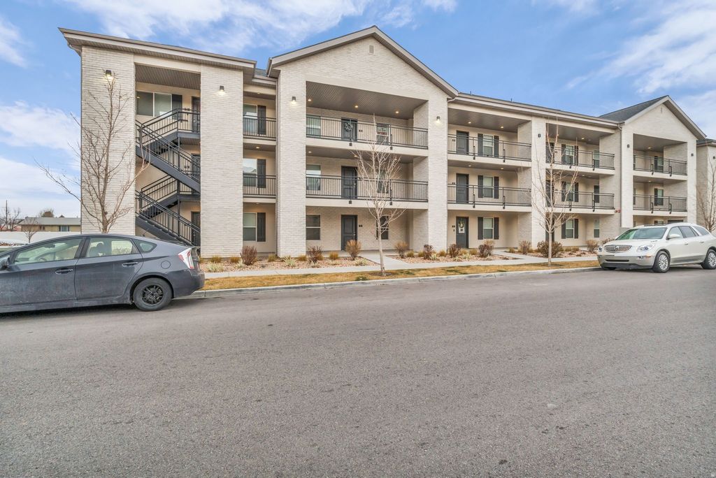 Photo of 618 S 100 W #D102, Springville, UT 84663 (MLS # 2139335)