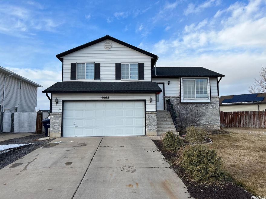 Great Two Bath, Four Bedroom Home featuring an updated kitchen, Jetted Tub in the basement. Heated / Cooled  12x18 shop in the back. Located close to shops.   Square footage figures are provided as a courtesy estimate only and were obtained from the county.  Buyer is advised to obtain an independent measurement.