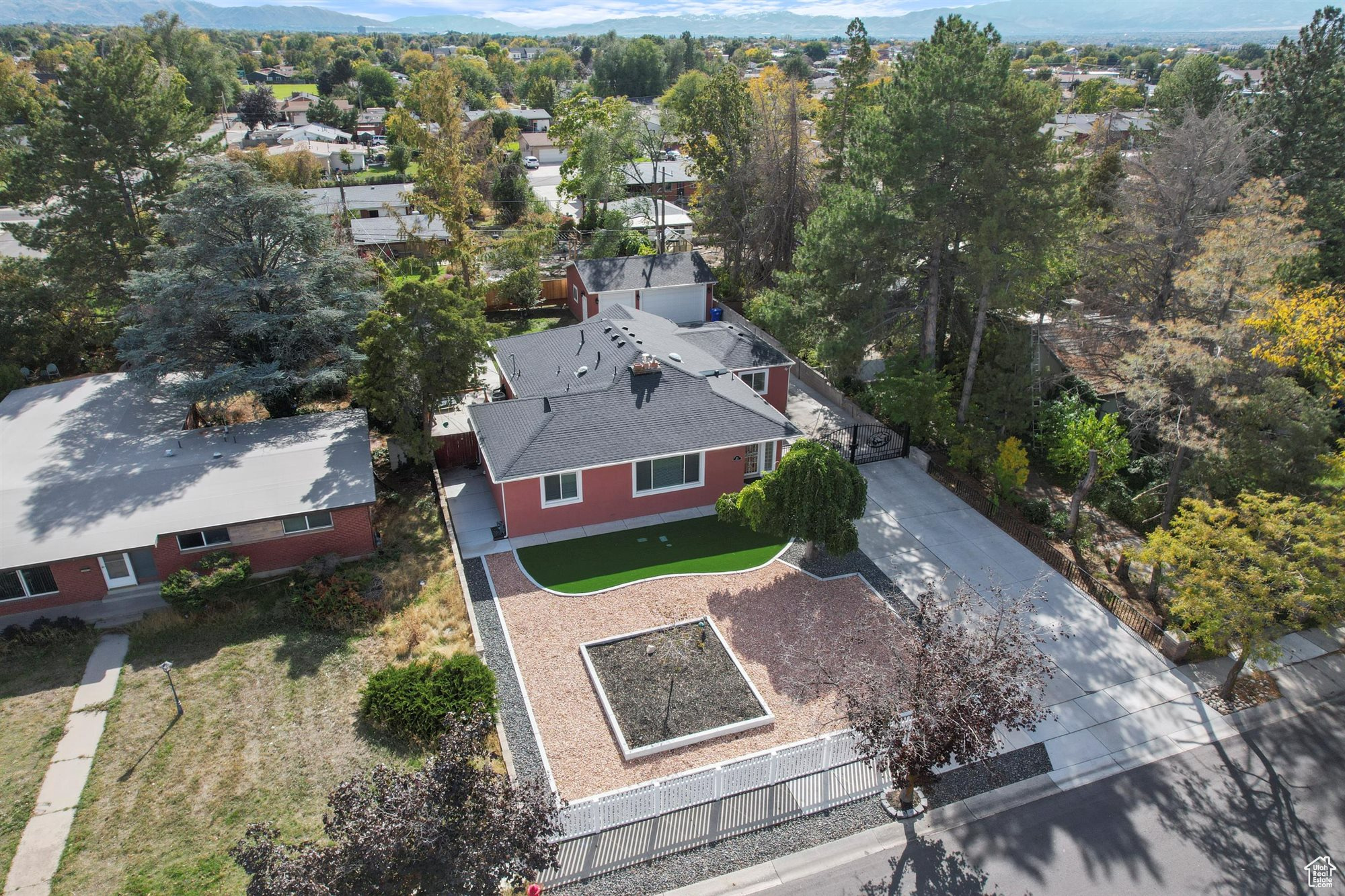 TWIN PEAKS - Residential