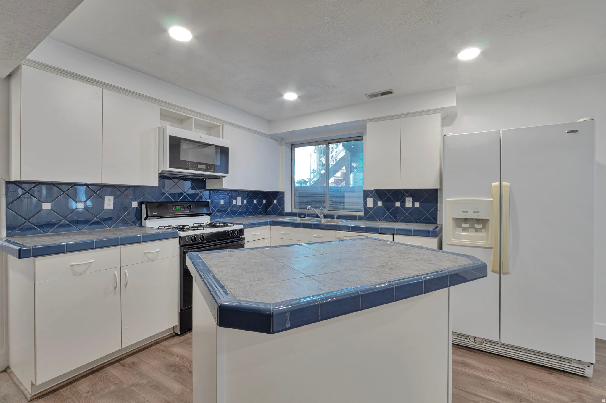 KINGSVIEW ESTATES - Residential