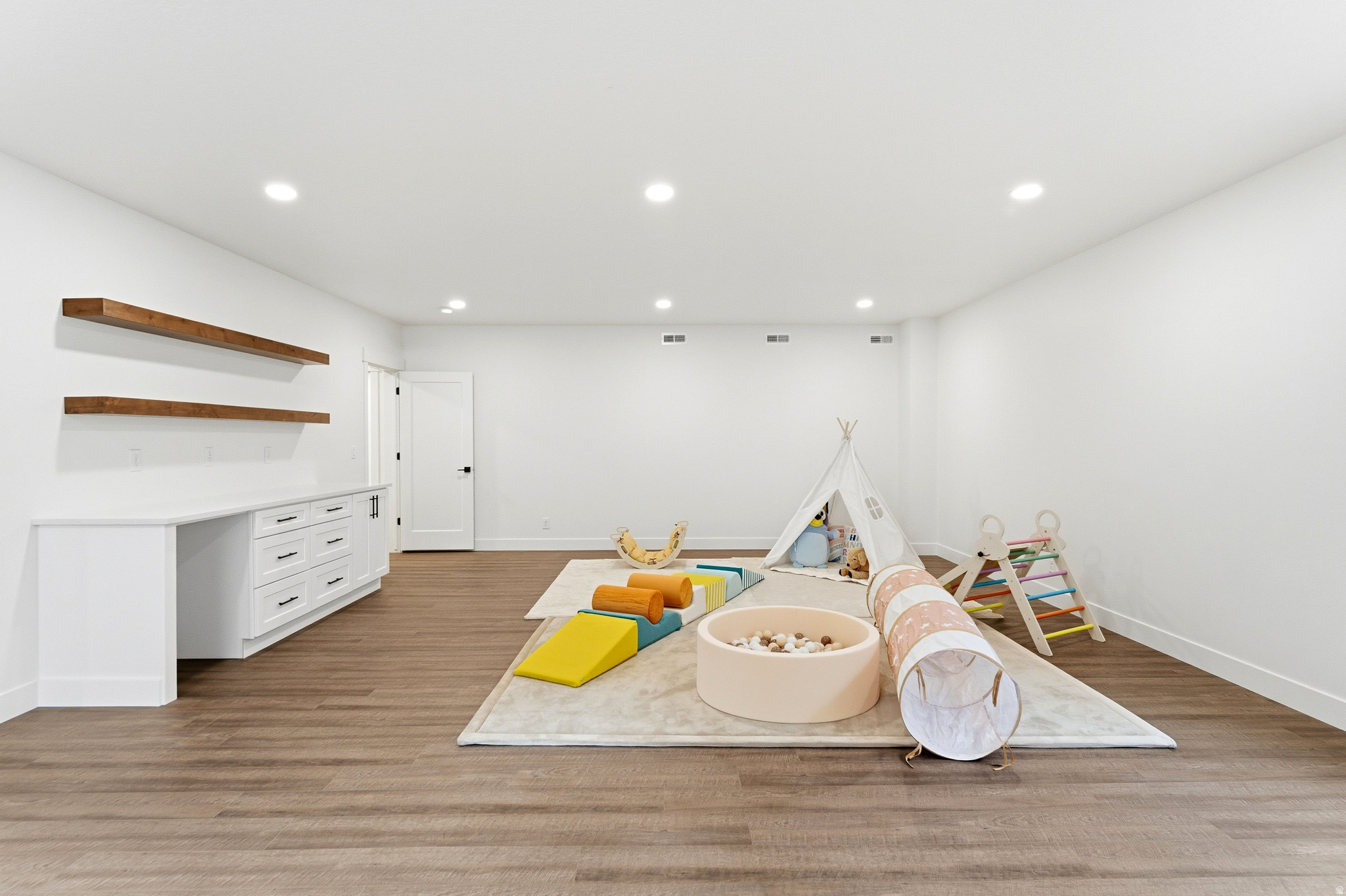 PEBBLE HILLS - Residential