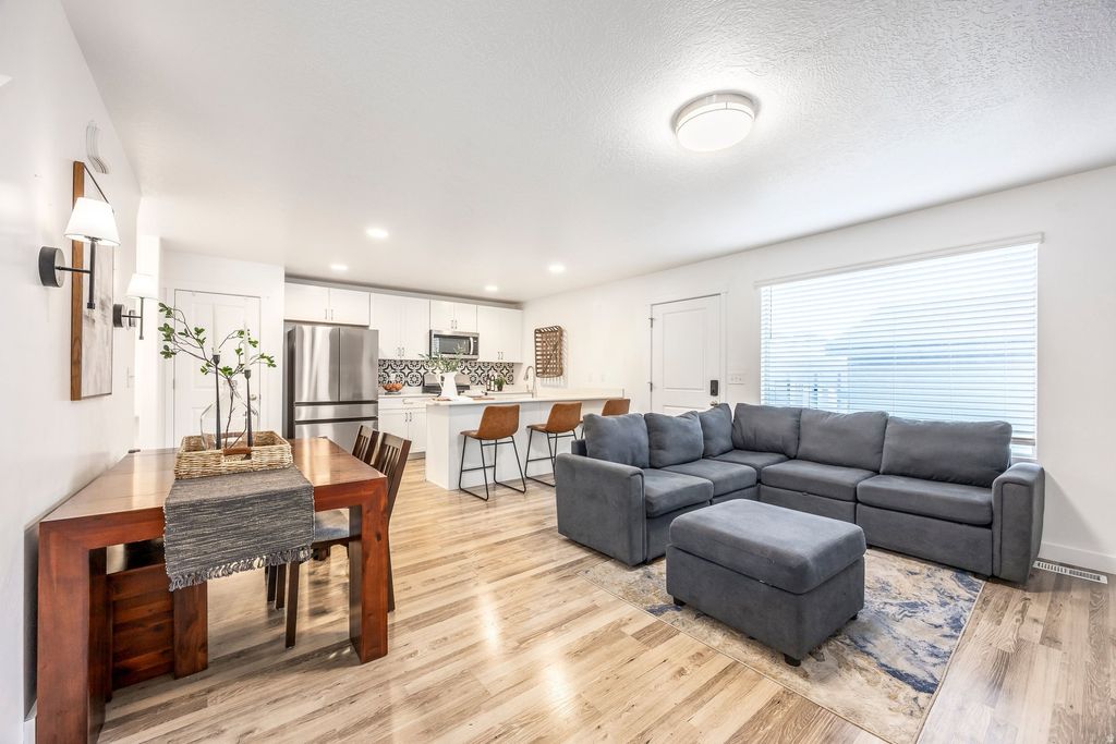 Photo of 188 E RIVER BEND RD, Saratoga Springs, UT 84045 (MLS # 2131462)