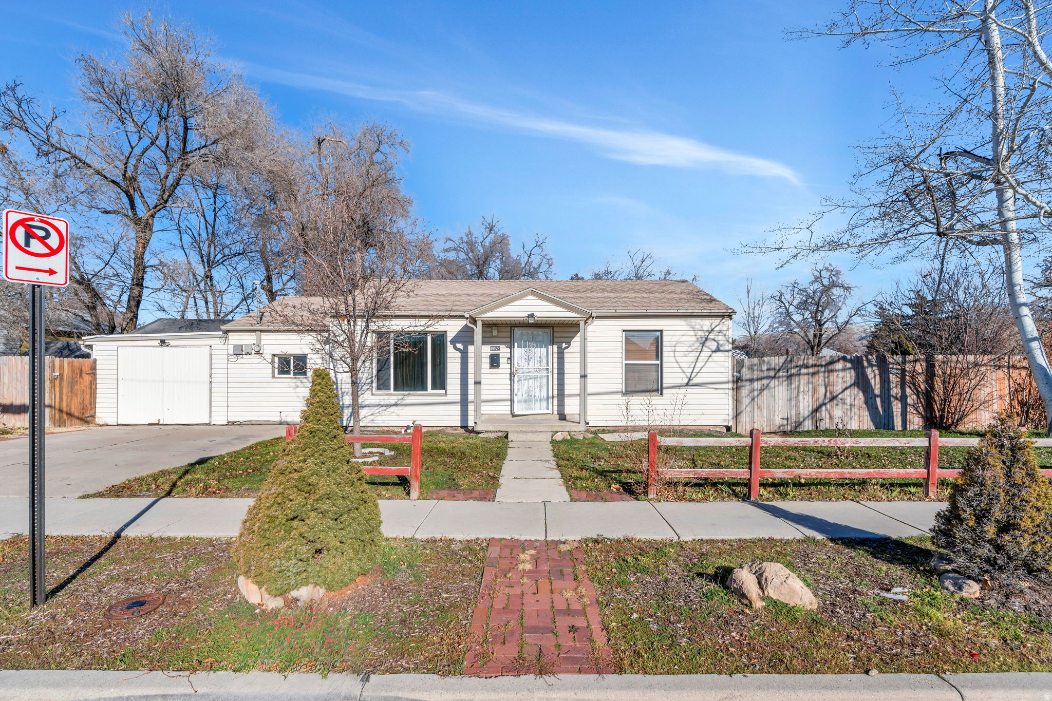 Main image without alt text