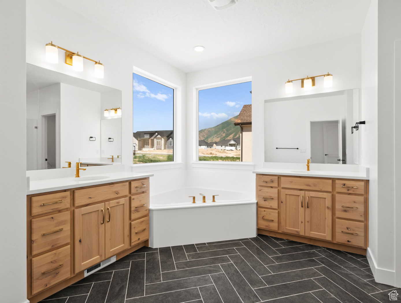 HIGH SKY ESTATES - Residential