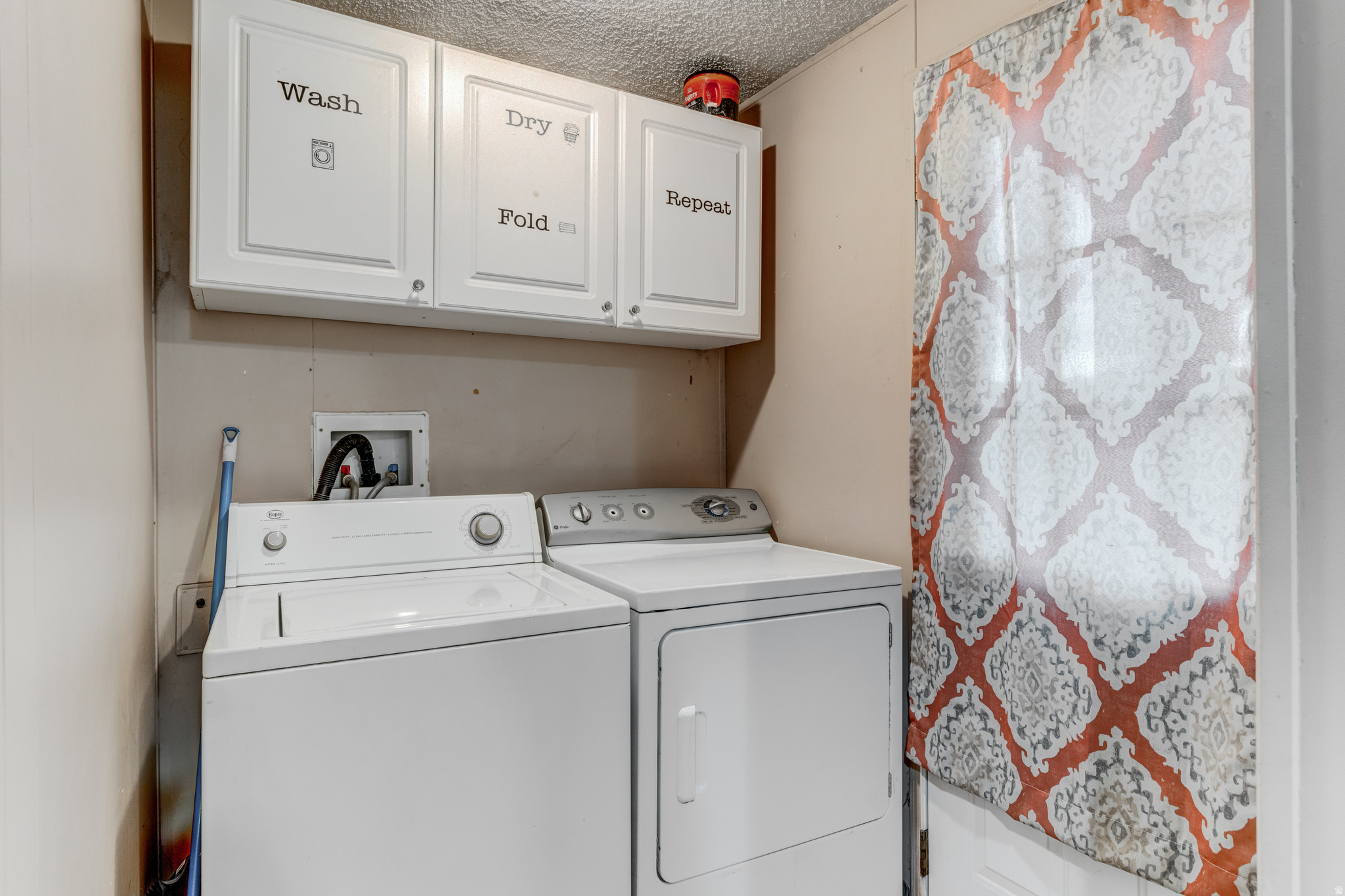 ROLLING HILLS - Residential