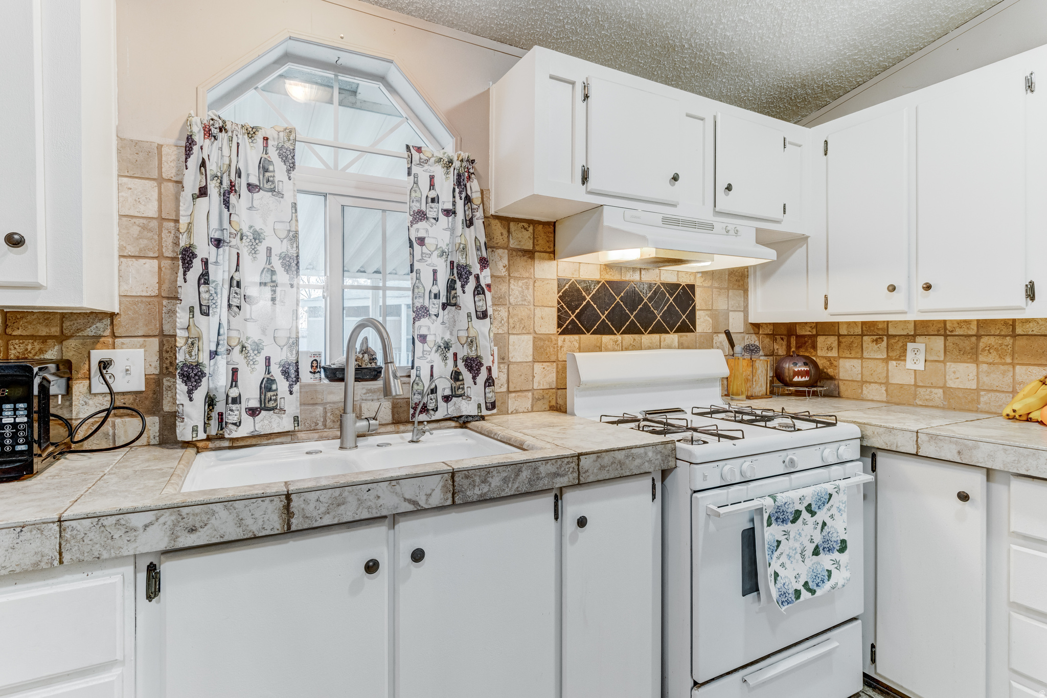 ROLLING HILLS - Residential