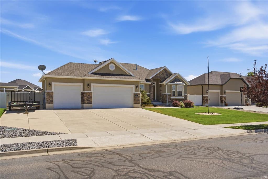 Photo of 3531 W CRANEFIELD RD, Clinton, UT 84015 (MLS # 2179549)