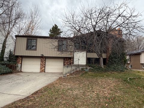 Photo of 5324 S ROBINWOOD CIR W, Taylorsville, UT 84129 (MLS # 2128950)