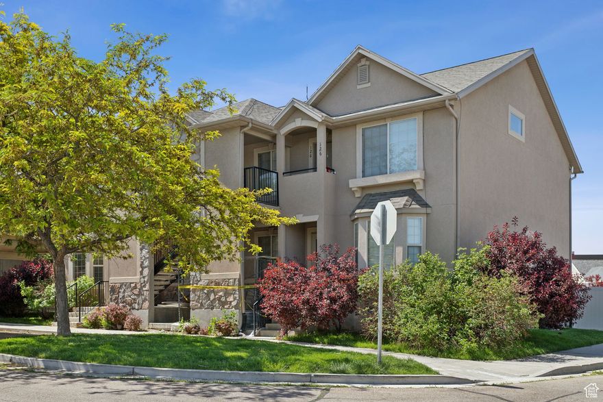Motivated Seller! Excellent investment opportunity or perfect starter home. This well-maintained and inviting condo is ideally situated near shopping, dining, and parks. The residence features a bright and functional layout and comes with all appliances, including washer and dryer.