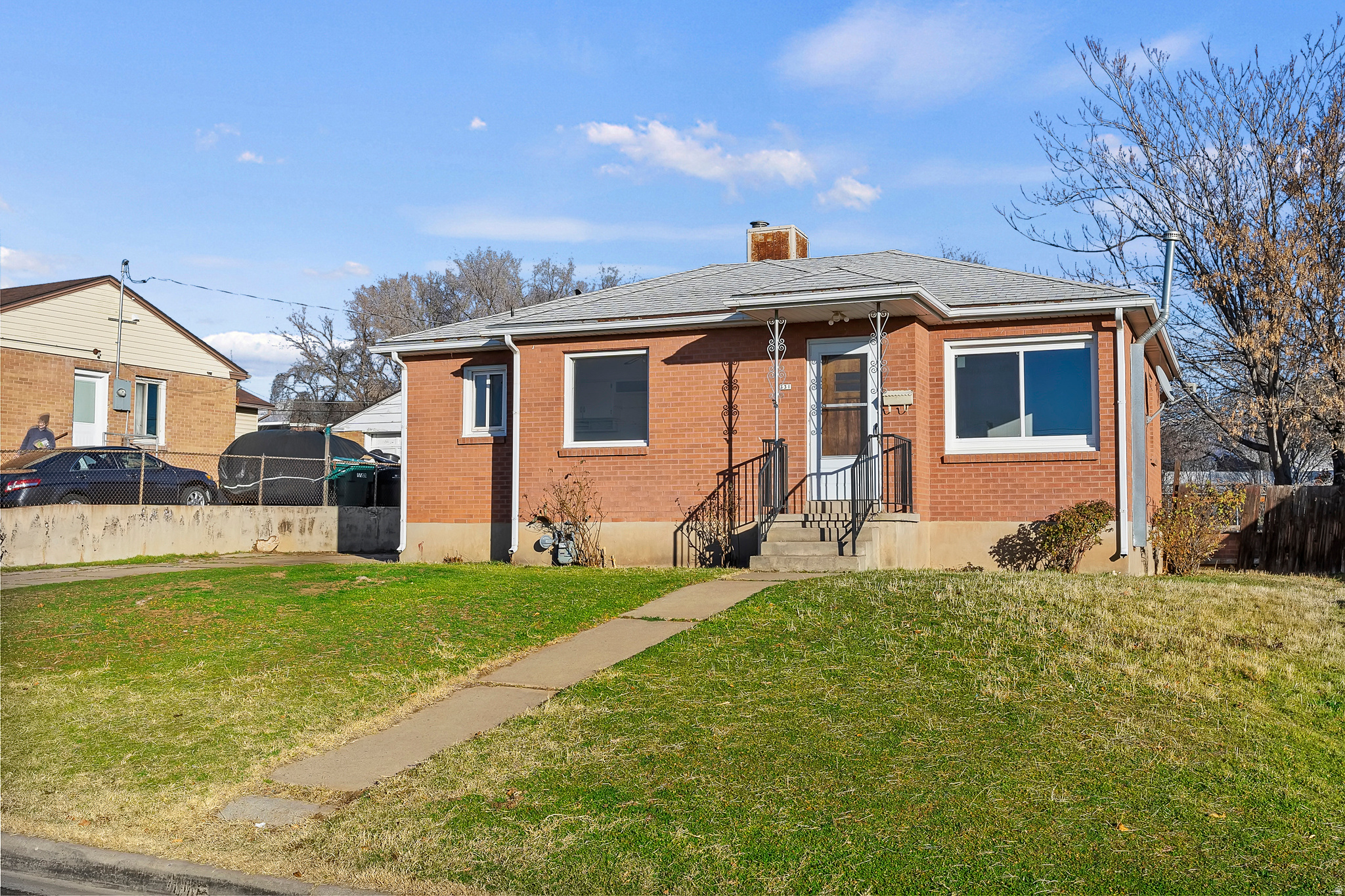 Main image without alt text