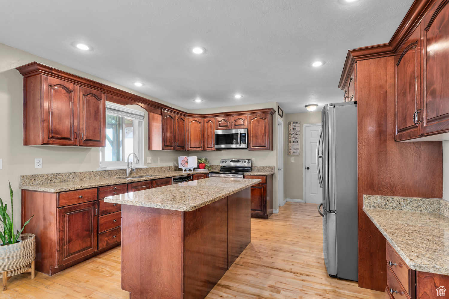 Pleasant Grove, Utah 84062, United States, 6 Bedrooms Bedrooms, ,4 BathroomsBathrooms,Residential,Pending,126795