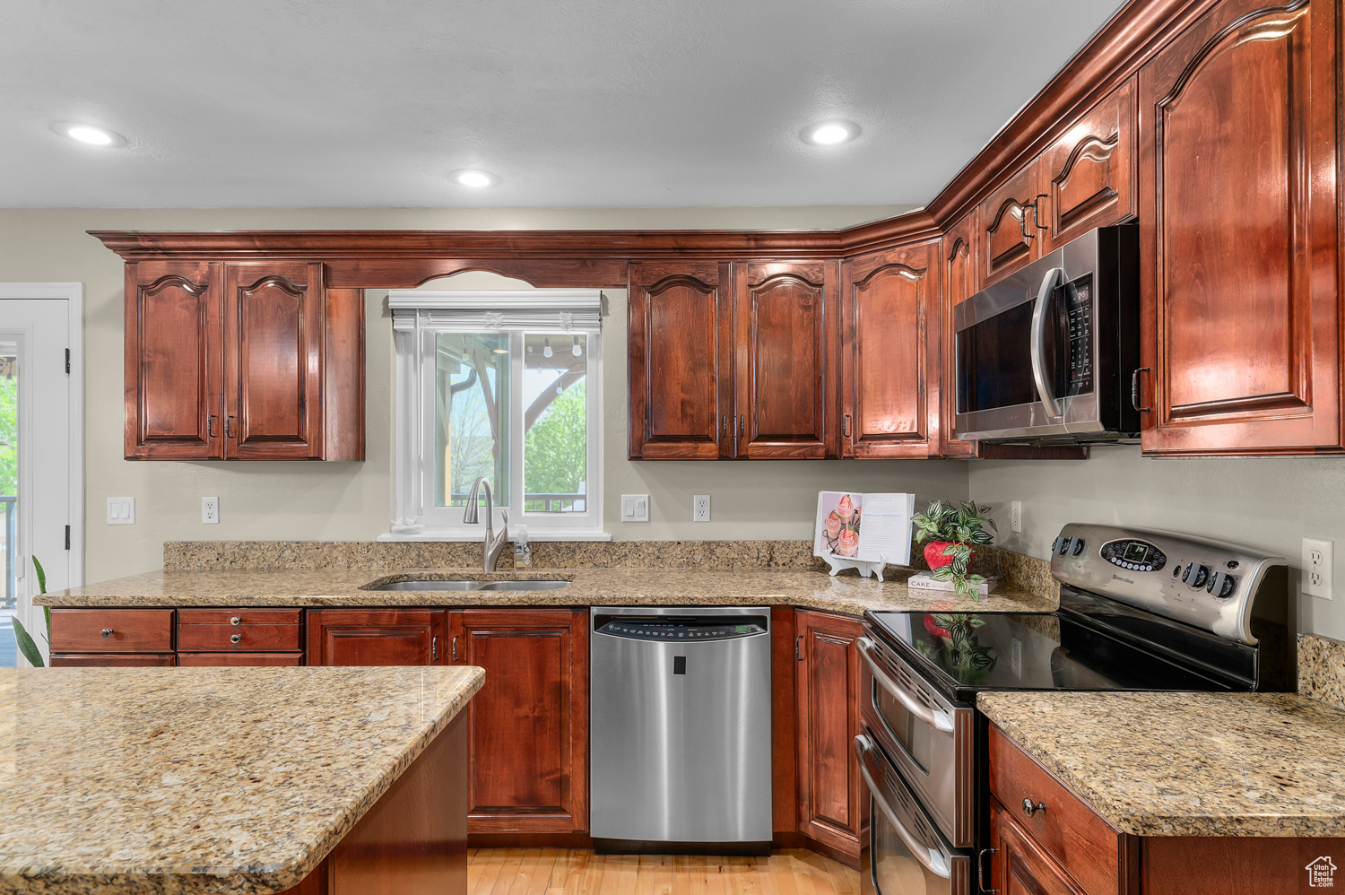 Pleasant Grove, Utah 84062, United States, 6 Bedrooms Bedrooms, ,4 BathroomsBathrooms,Residential,Pending,126795