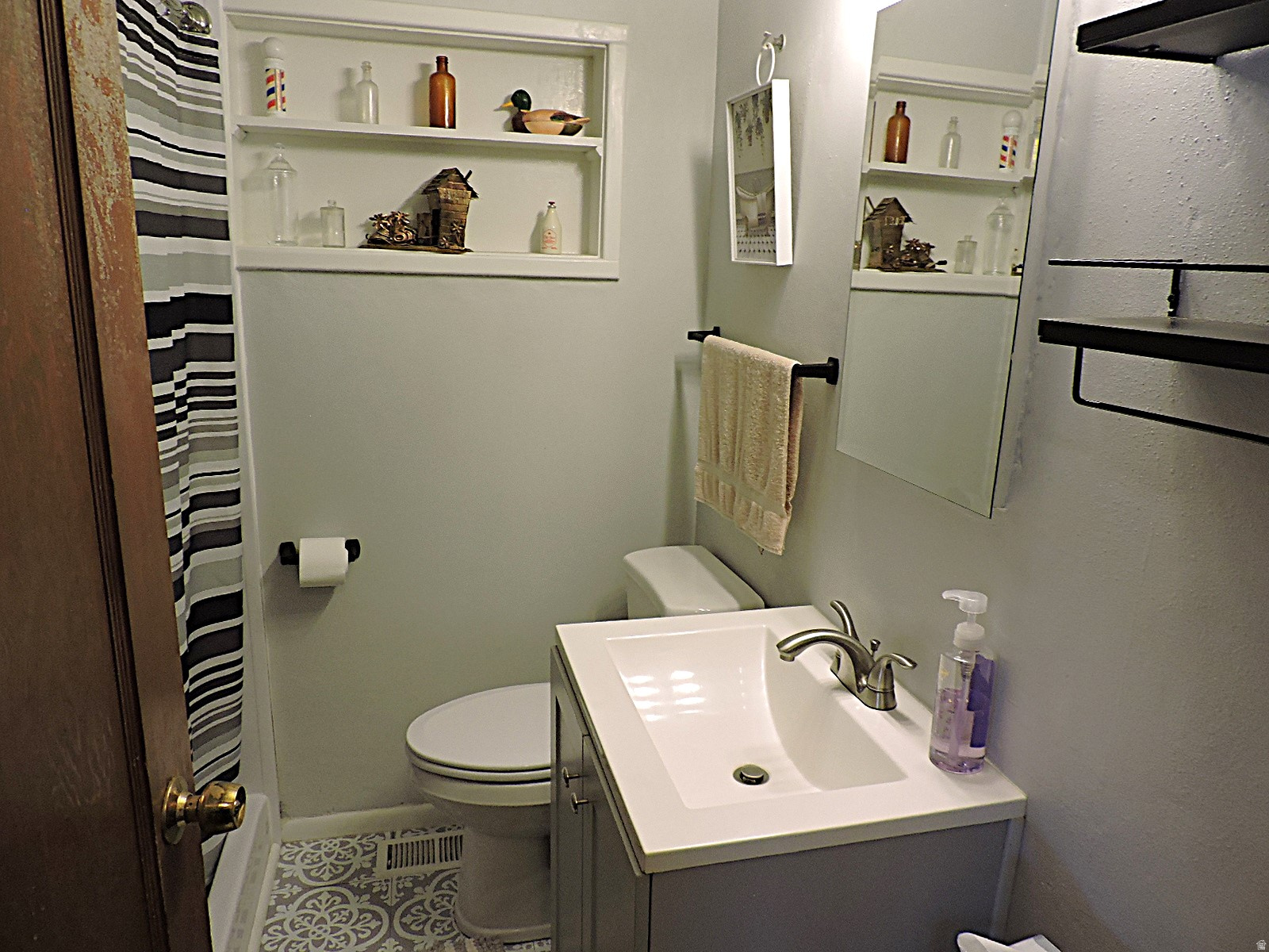 Main image without alt text