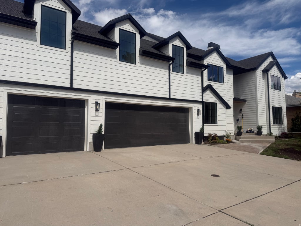 Photo of 517 E HOLSTEIN WAY S, Murray, UT 84107 (MLS # 2185771)