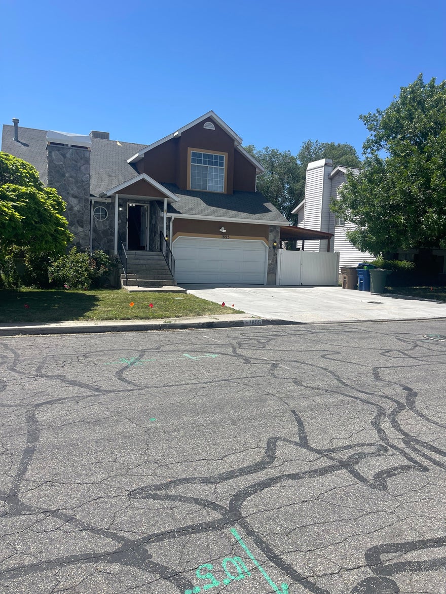 Great 2 story home in a terrific neighborhood located minutes away from downtown. This great home features a spacious formal living room with vaulted ceilings, a corner window seat and a fireplace; a spacious updated kitchen connected to the dining room area and a great family room; a master bedroom with vaulted ceilings, a walk in closet, a window bay seat and a huge mater bathroom with 2 sinks; two more bedrooms in the upstairs level with a very nice large updated shower with 2 sinks. Come and see. You'll love this home.