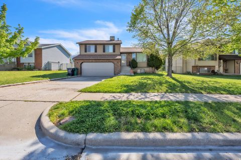 Photo of 1052 N 1000 E, Layton, UT 84040 (MLS # 2154446)