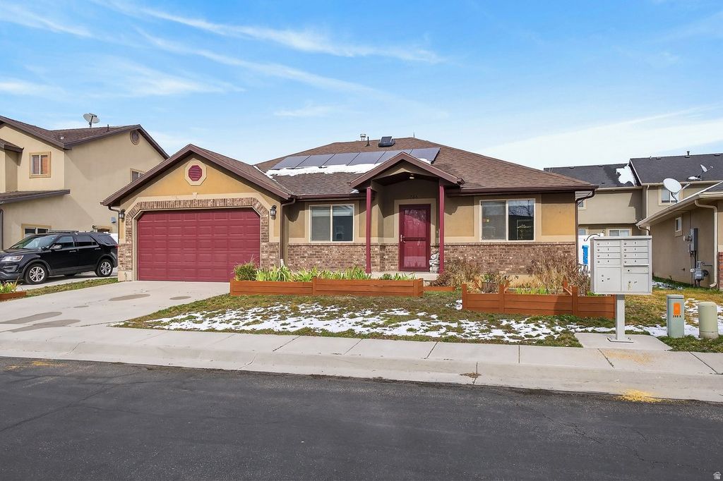Photo of 766 N STONNE LN, Kaysville, UT 84037 (MLS # 2139138)