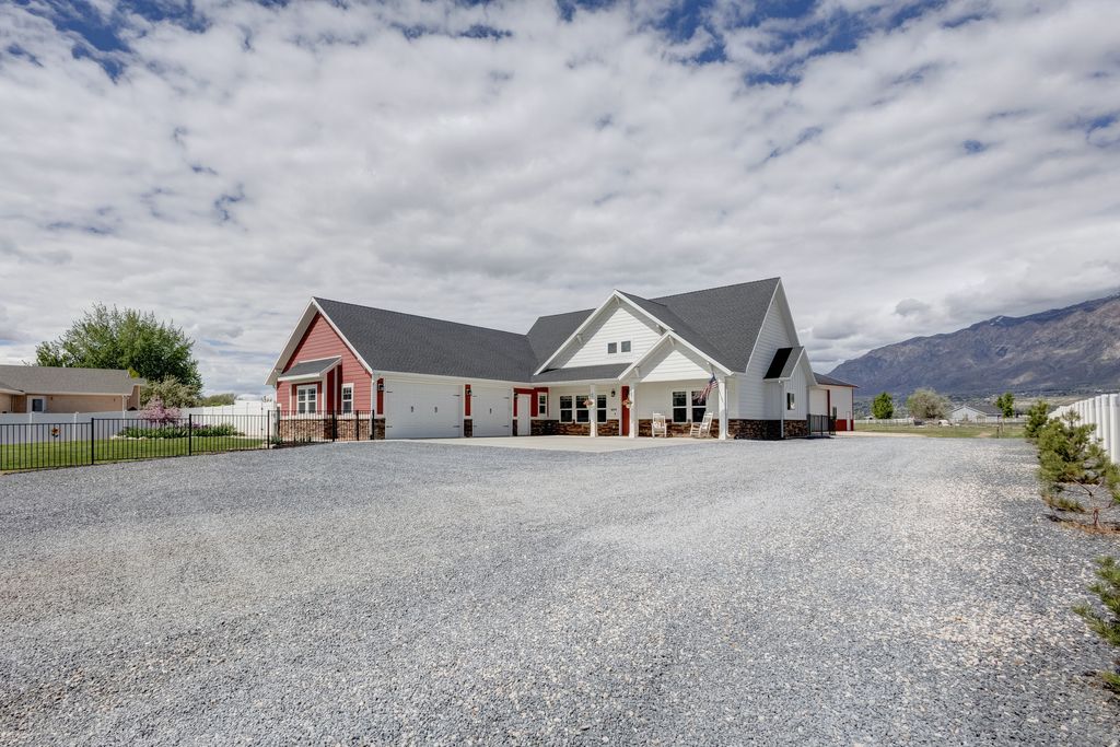 Photo of 604 W HARRISVILLE RD, Harrisville, UT 84404 (MLS # 2150809)